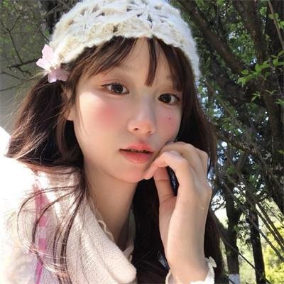 随盲柳入眠的女人